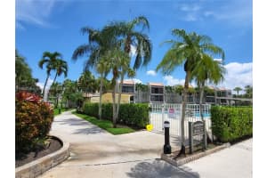 230 Lakeview Dr 207, Weston