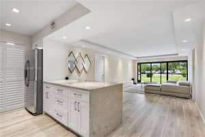 230 Lakeview Dr 106, Weston
