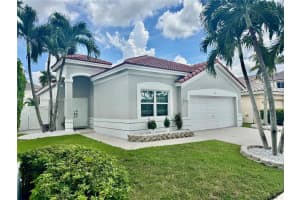 912 Tanglewood Cir, Weston