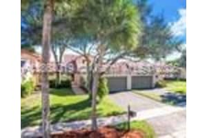 438 Village Lake Dr 438, Weston