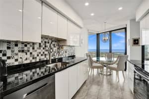 20281 E Country Club Dr 1712, Aventura