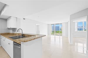 19501 W Country Club Dr 907, Aventura