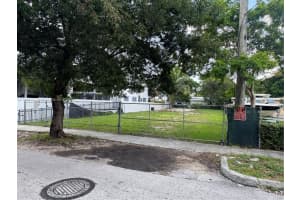2720 Sw 17th St, Miami