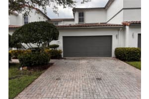 876 W Spinnaker Dr W, Hollywood