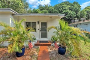 886 Ne 134th St, North Miami