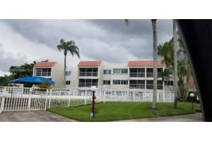 120 Lakeview Dr 318, Weston