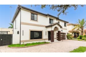 8886 Nw 187th St, Miami