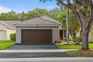4052 Pine Ridge Ln, Weston