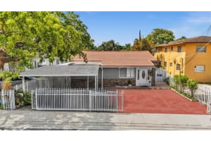 690 Se 8th St, Hialeah
