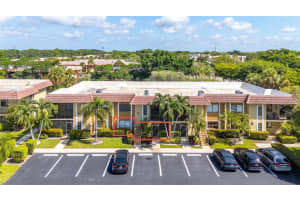 301 Lakeview Dr 102, Weston