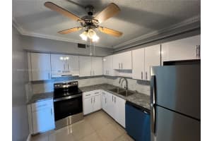 919 Hillcrest Dr 804, Hollywood