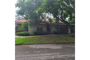 33 Meadows Dr, Boynton Beach