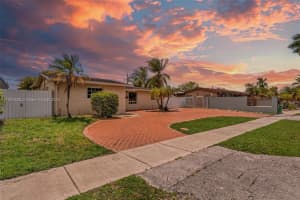 7920 Nw 171st St, Hialeah