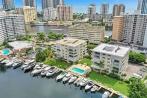 126 Golden Isles Dr 43a, Hallandale Beach