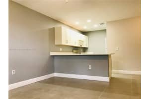 565 Nw 100th Pl 203, Pembroke Pines
