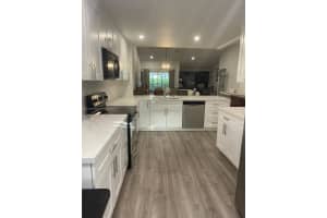 4136 Pine Ridge Ln, Weston