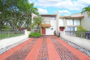 8811 Gatehouse Rd 8, Plantation