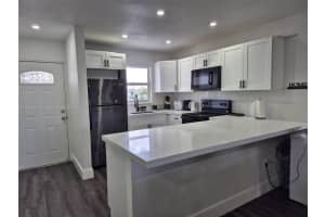 6850 W 16th Dr 320, Hialeah
