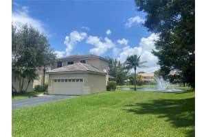 241 E Bayridge Dr, Weston