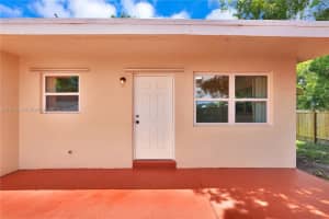 2435 Plunkett St 1, Hollywood