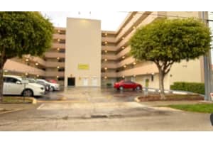2735 W 52nd St 104, Hialeah