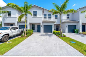 105 Sw 184th Pl 105, Pembroke Pines