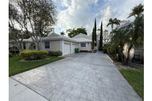 1040 Wilshire Cir W, Pembroke Pines