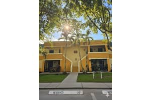 191 Lakeview Dr 105, Weston