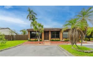 2290 Oak Ct, Pembroke Pines