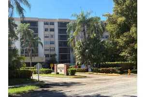 900 Ne 195th St 702, Miami