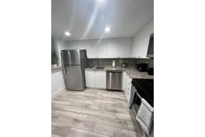 100 Lakeview Dr 303, Weston