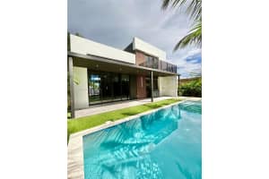536 Nw 48th St, Miami
