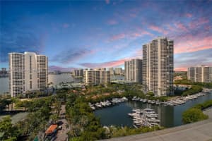 19400 Turnberry Way 1611, Aventura