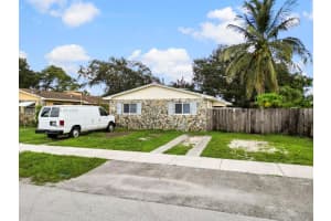 6165 Sw 44th St 2, Davie
