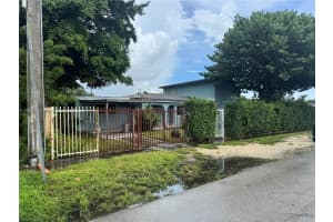 825 E 35th St, Hialeah