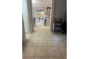7325 Nw 174 Te 102, Miami Lakes
