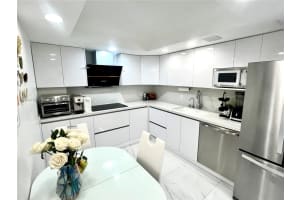 437 Golden Isles Dr 14g, Hallandale Beach