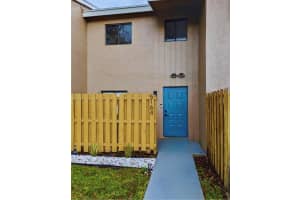 5164 S University Dr, Davie