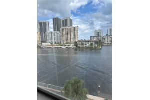 111 Golden Isles Dr D10, Hallandale Beach