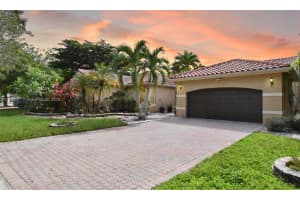 523 Stonemont Dr, Weston