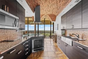 1900 Consulate Pl 2205, West Palm Beach