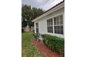 32 Gables Blvd, Weston