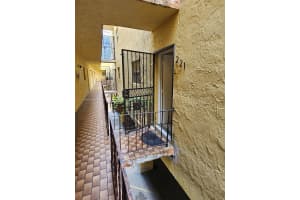 1555 W 44th Pl 221b, Hialeah