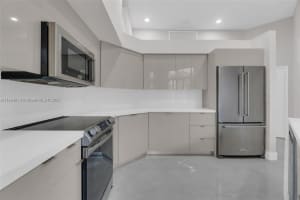 2553 Bay Pointe Dr, Weston