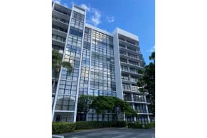 1000 Parkview Dr 427, Hallandale Beach