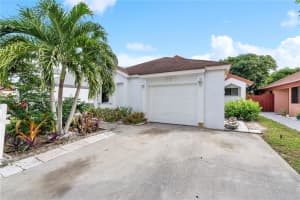 823 E Palm Run Dr, North Lauderdale