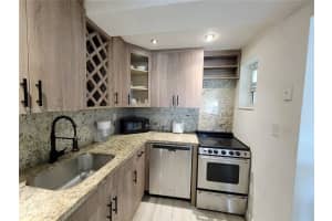 8609 Sw 68th Ct 5, Pinecrest