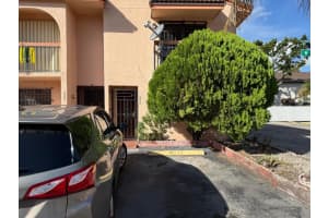 2555 W 53rd St 404, Hialeah