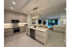 6824 Sw 80th St, Miami
