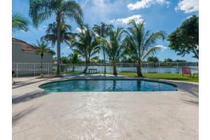 642 Heritage Dr, Weston